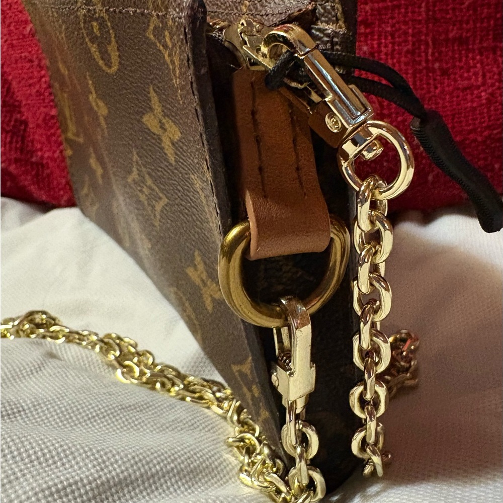 👜Auth Louis Vuitton Monogram Pochette/Crossbody Bag! One of the most popular👜 - Picture 5 of 11